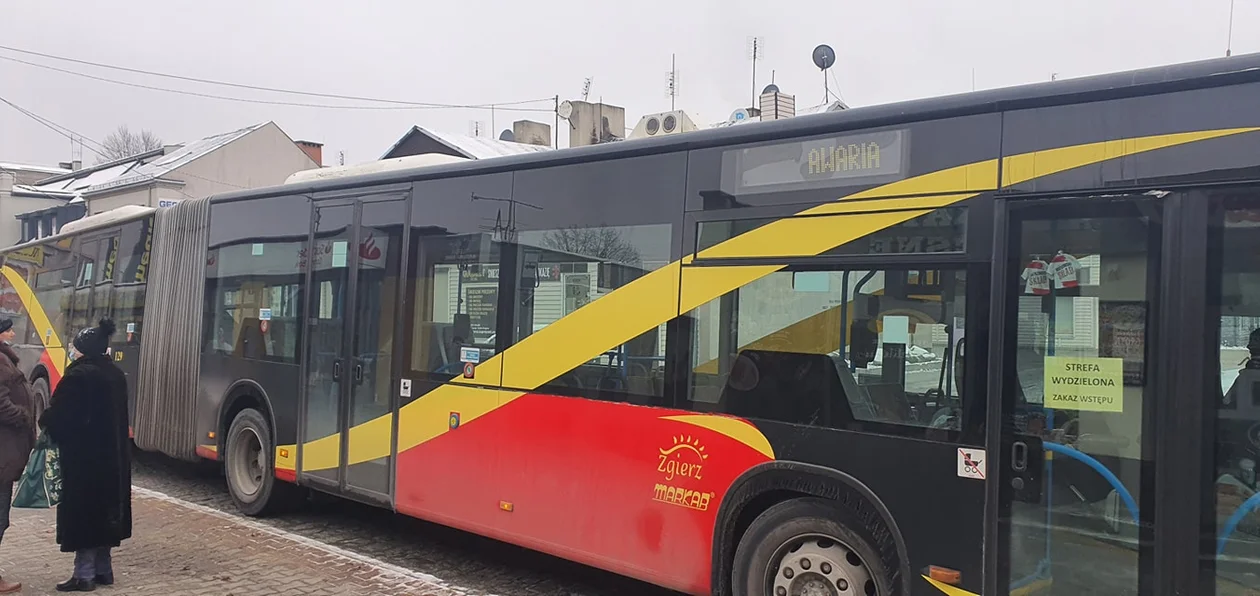 Na zdjęciach zgierzanie odmienili miejskie autobusy przez wszystkie rodzaje: zespute, holowane, brudne, palące się, bez świateł a nawet bez gaśnic i siedzeń, itp.