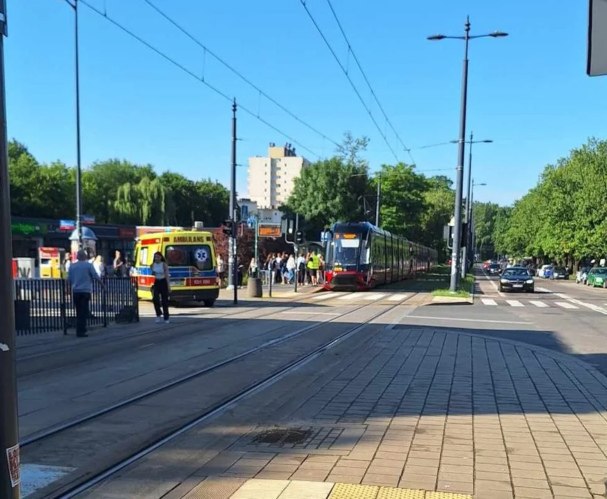 Zatrzymanie tramwajów na Karolewie. Zasłabł jeden z pasażerów. W wagonie miał panować zaduch - Zdjęcie główne