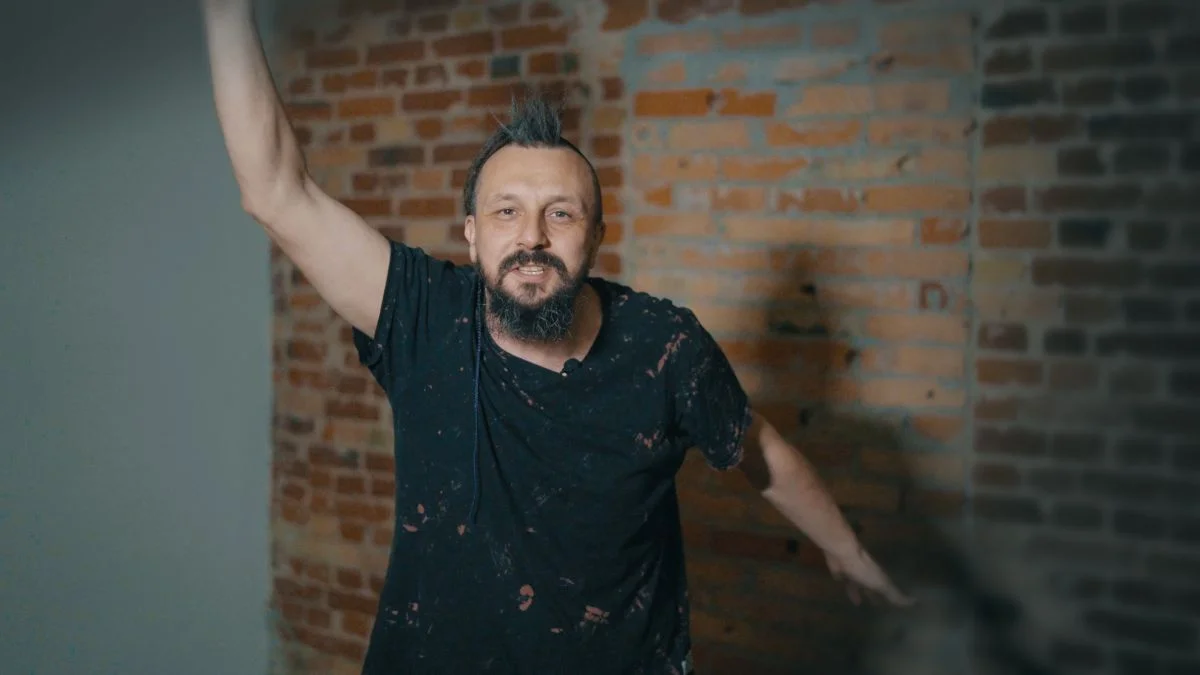 Łódzki aktor Adam Łoniewski opowiada jak "od kuchni" wygląda najtrudniejsza ze sztuk teatralnych - monodram