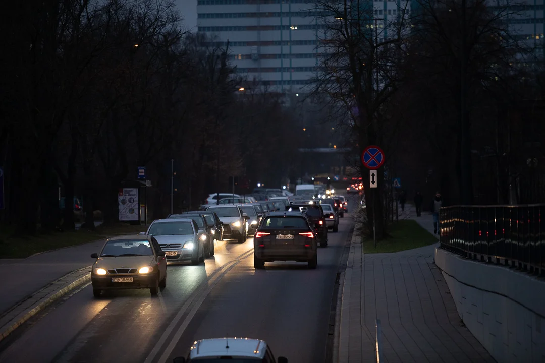 Niciarniana stoi od ronda w kierunku al. Piłsudskiego. Spore korki na Tatrzańskiej u zbiegu z Przybyszewskiego [20.01.2022]  - Zdjęcie główne