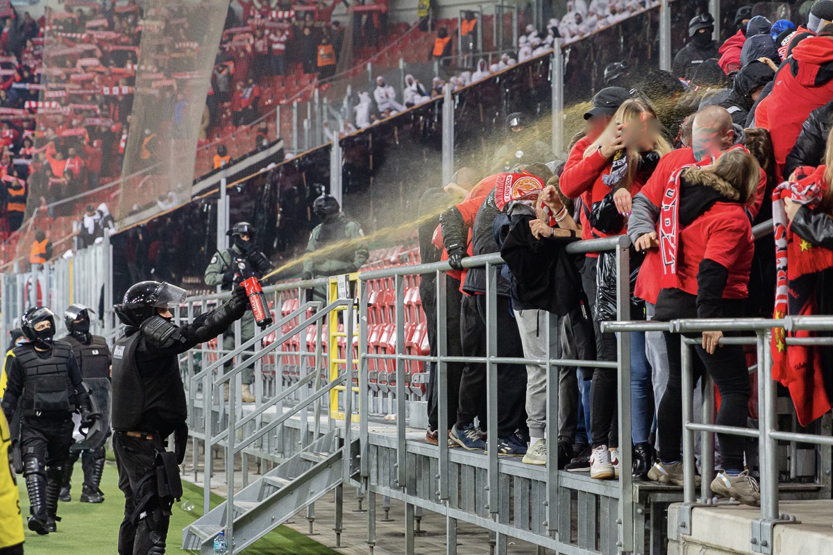 Derby Łodzi to nie tylko mecz. Race, próby konfrontacji kiboli i gaz na stadionie [zdjęcia] - Zdjęcie główne