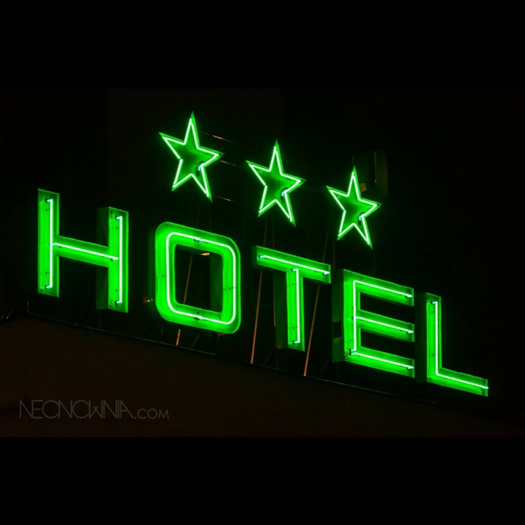 Neon ze słowem „hotel” zdjęty z łódzkiego Światowita. To już kres hotelowej historii tego obiektu (fot. Kapilar)