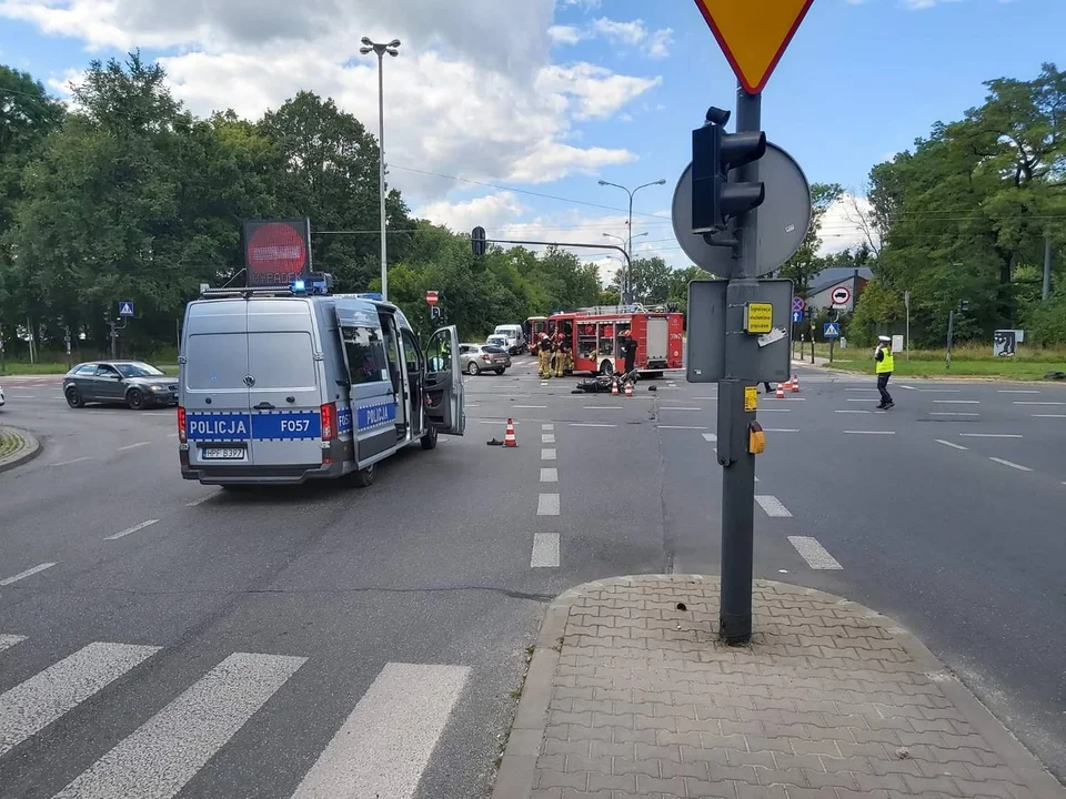 Wypadek na łódzkim Polesiu: Motocyklista zderzył się z osobówką. Korek jest gigantyczny - Zdjęcie główne