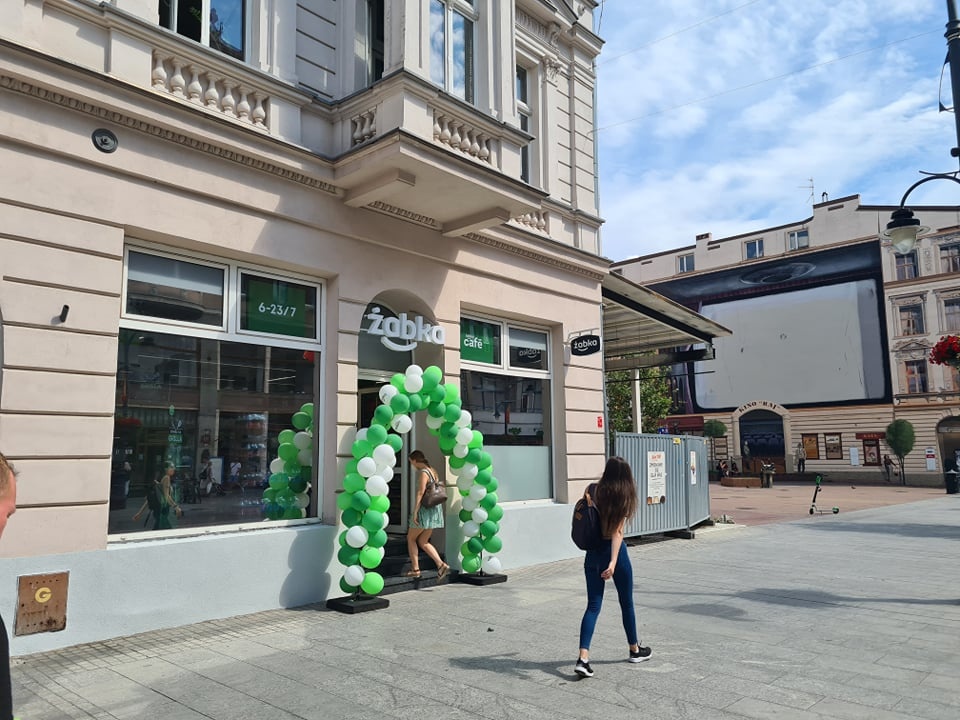 Piotrkowska Łódź. Horteks zniknął z Piotrkowskiej. Zamiast niego pojawiła się kolejna Żabka (fot. Agnieszka Bohdanowicz)