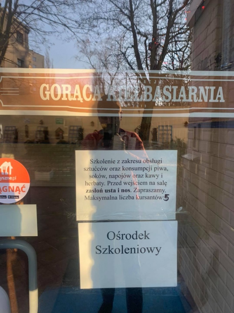 Nie jedzenie a… szkolenie. W jednej z łódzkich restauracji właściciel szkoli gości z zakresu używania sztućców (fot fb Gorąca kiełbasiarnia) |wiadomości łódzkie|Łódź|TuŁódź