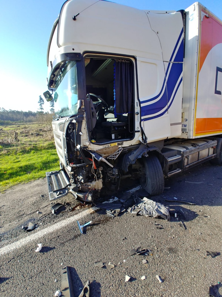 Łódzkie. Koszmarna kraksa na DK14. Czołowe zderzenie TIR-a z osobówką (fot. PSP Zgierz)