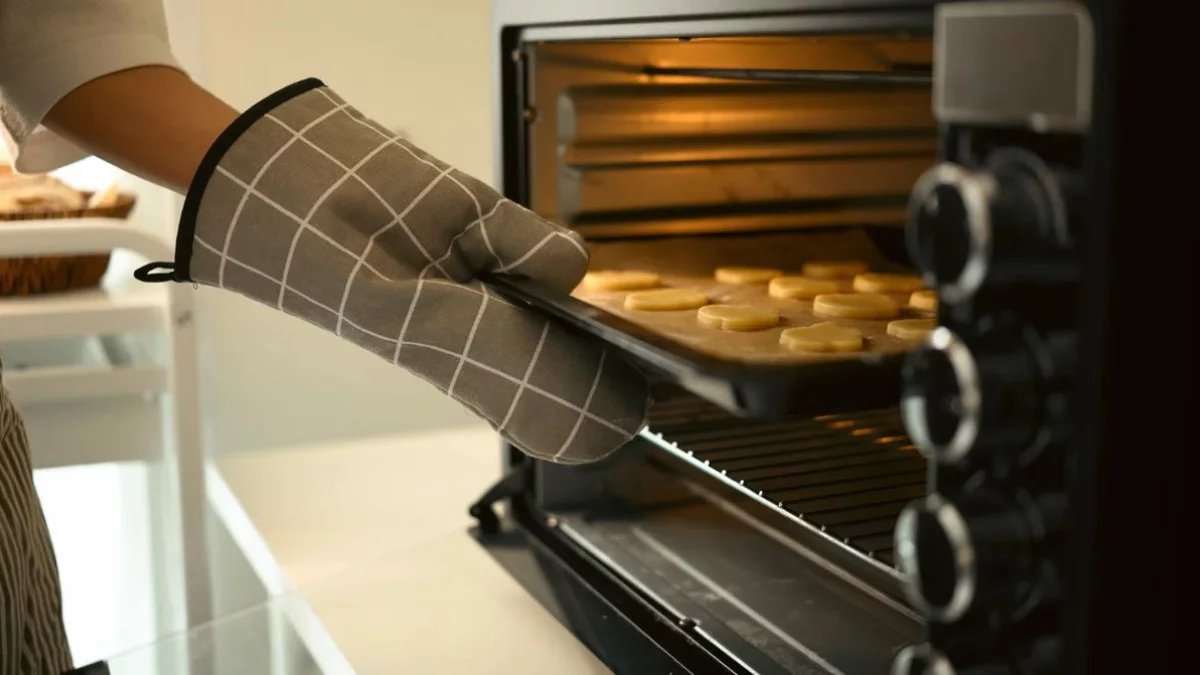 Dlaczego nigdy nie należy wkładać folii aluminiowej do piekarnika elektrycznego?