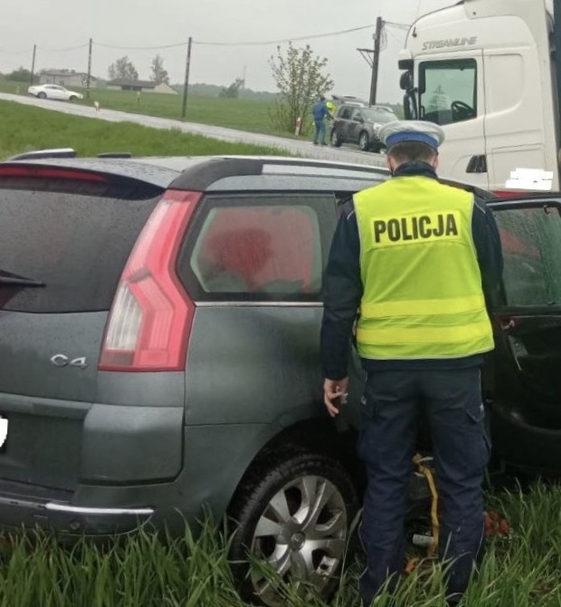 Wypadek Łódzkie. Śmiertelny wypadek pod Łodzią. Czołowe zderzenie osobówki z ciężarówką (fot. Policja Łódzka)