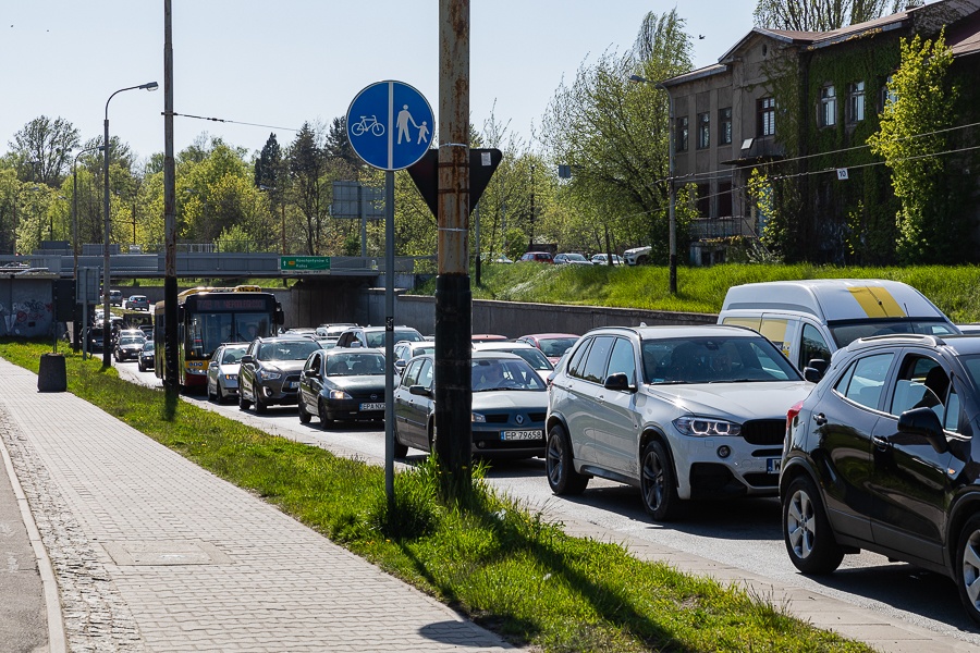 Korki Łódź. Sprawdź, co dzieje się na łódzkich drogach. Uwaga: ostrzeżenie meteorologiczne  [06.08.2021] - Zdjęcie główne