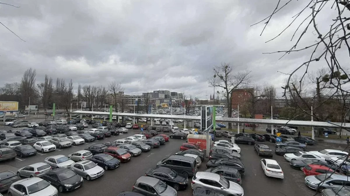 Doprowadził do kolizji na parkingu Galerii Łódzkiej i zbiegł z miejsca zdarzenia. Jak postępować podczas stłuczki? - Zdjęcie główne