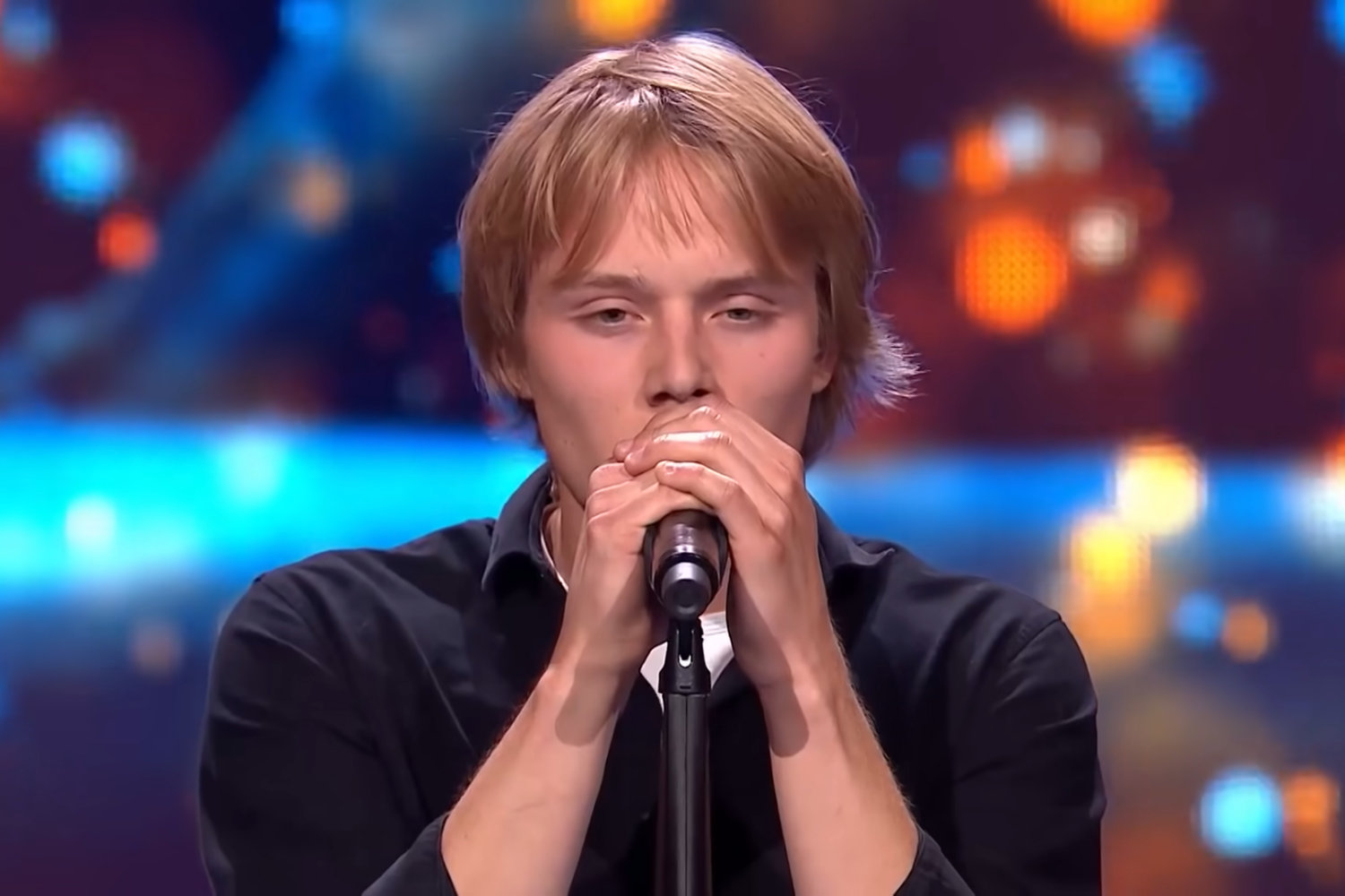 Decyzją jury i telewidzów 19-latek z Sieradza z kolejnym etapie The Voice of Poland