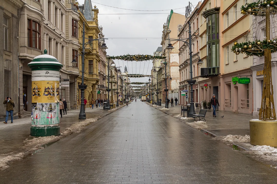 Ulica Piotrkowska w Łodzi to najdłuższy deptak w Polsce i jedna z najdłuższych ulic handlowych w Europie. Zobacz, jak się zmieniła