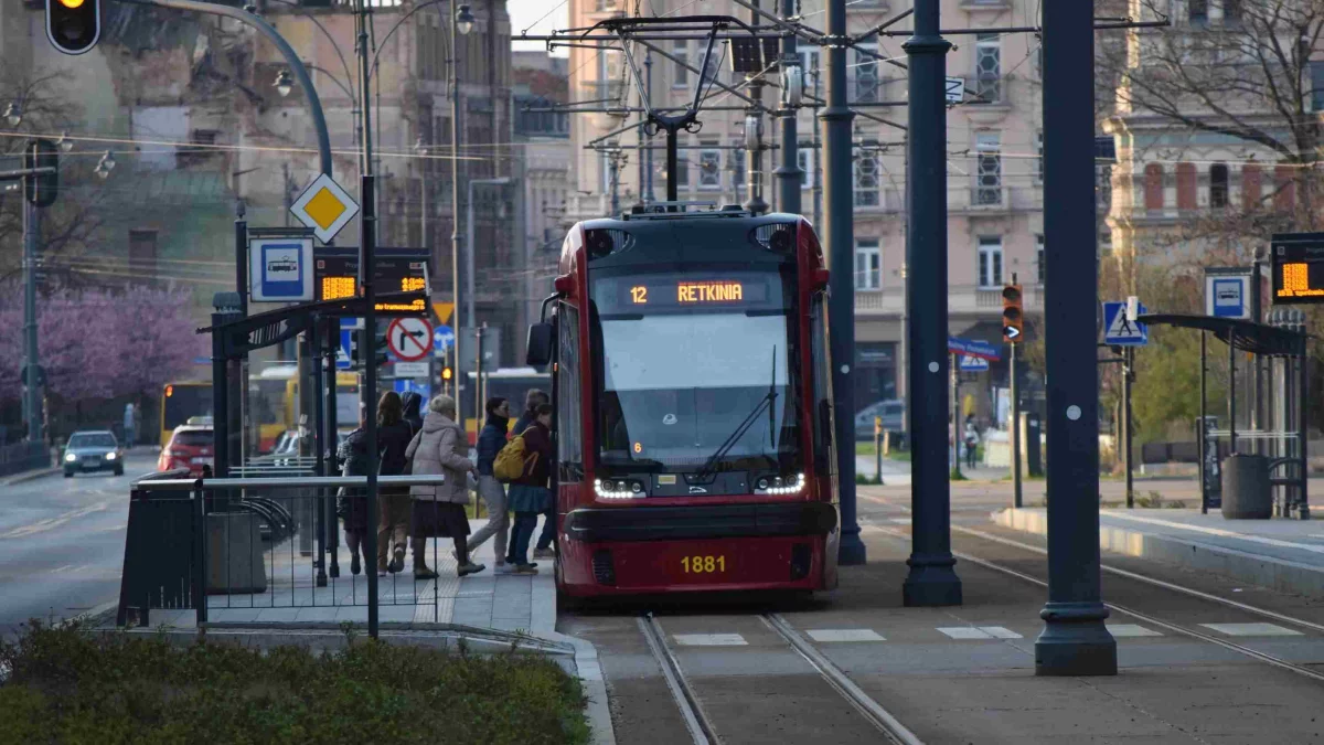 Awaria zwrotnicy w centrum Łodzi. Ogłoszono objazdy dla ważnej linii tramwajowej - Zdjęcie główne