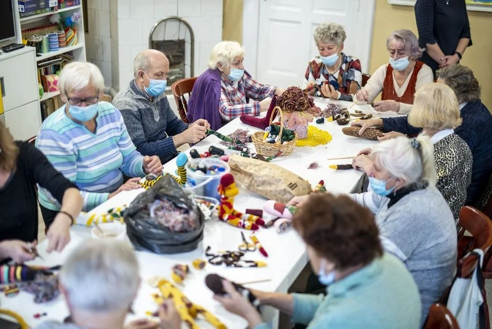 Seniorzy z Łodzi szyją maskotki-małpki