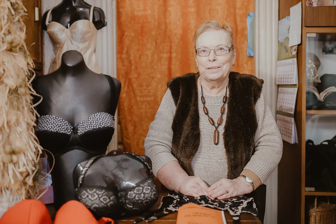 Pani Grażyna Owczarek z Łodzi gorseciarką jest od ponad pół wieku. Zawód to jej pasja