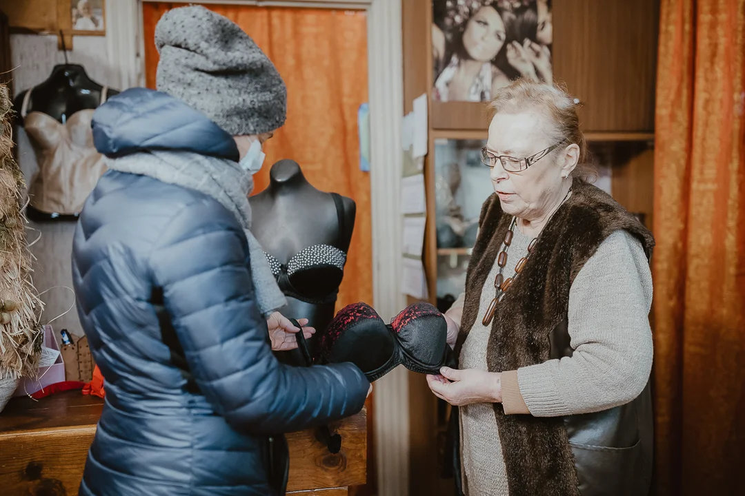 Pani Grażyna Owczarek z Łodzi gorseciarką jest od ponad pół wieku. Zawód to jej pasja