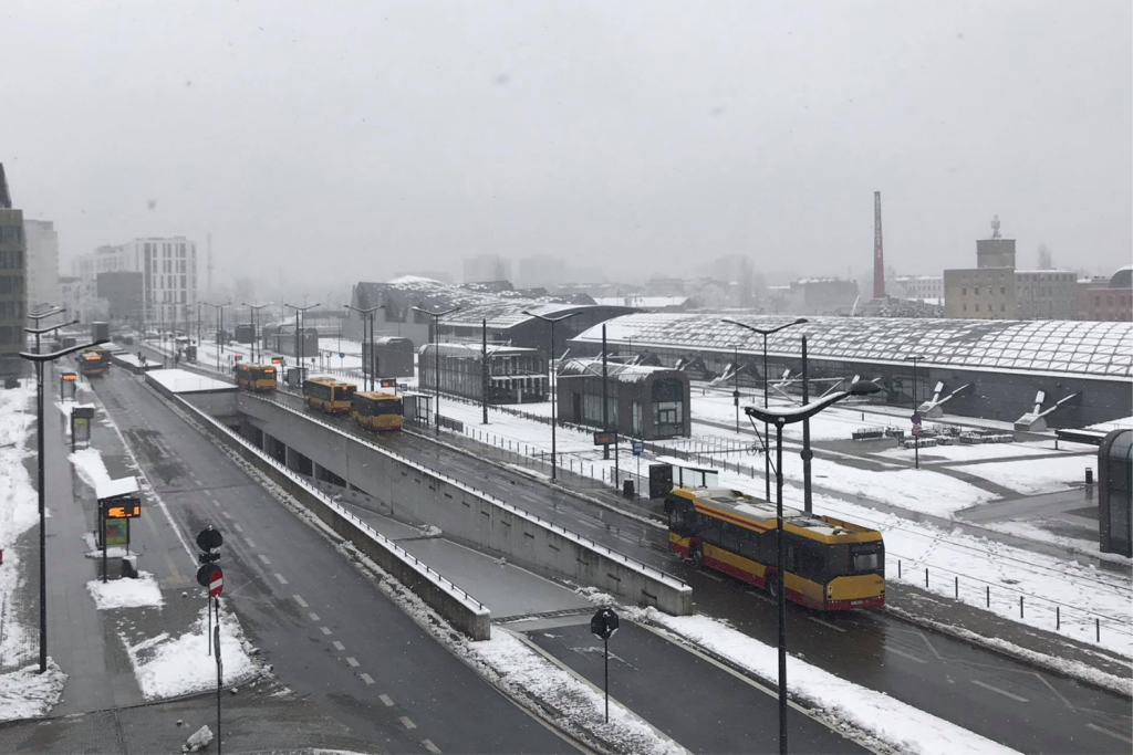 Atak zimy nie zaskoczył łódzkich drogowców. Na ulice wyjechała cała flota piaskarek  - Zdjęcie główne