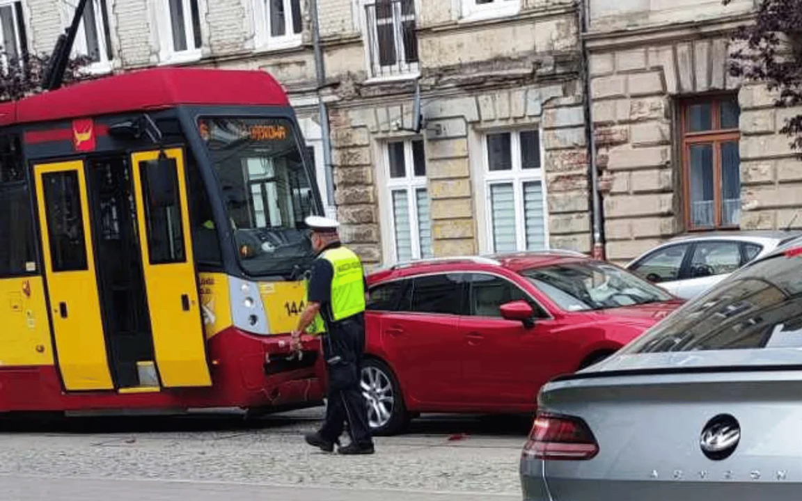 Zderzenie z udziałem tramwaju MPK Łódź na Starym Polesiu. Ogłoszono objazdy - Zdjęcie główne