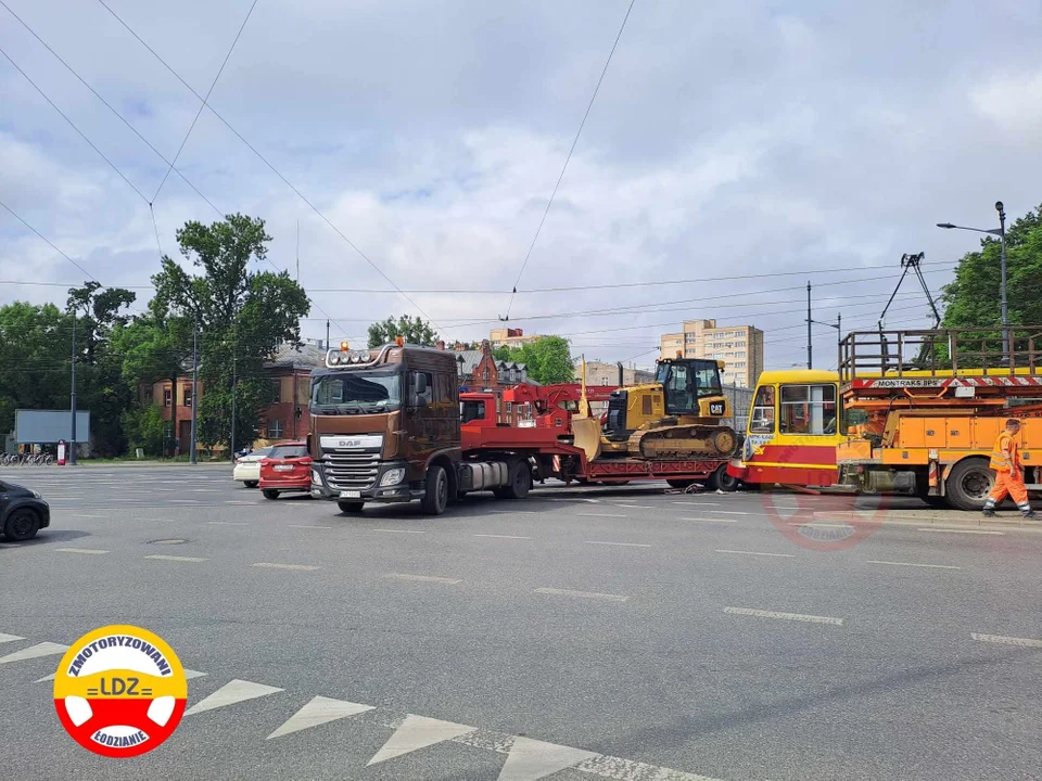 Utrudnienia dla kierowców i podróżnych MPK. Na Widzewie doszło do zderzenia ciężarówki z tramwajem - Zdjęcie główne