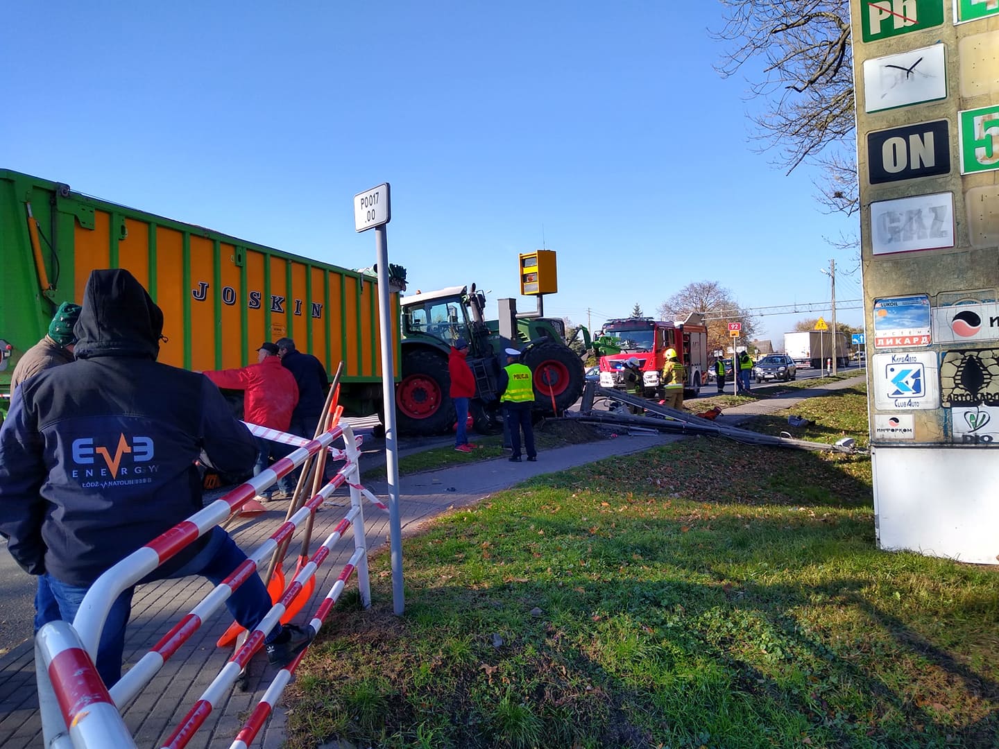 Śmiertelny wypadek pod Kutnem. Osobówka zderzyła się z ciągnikiem 