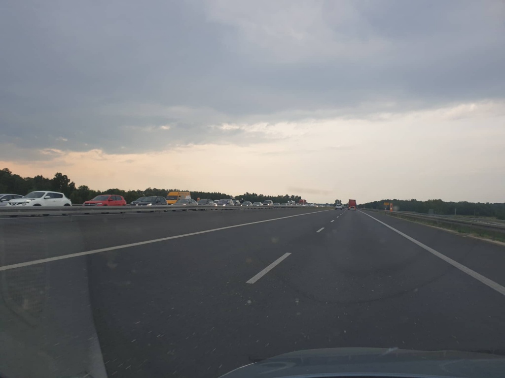 Gigantyczne korki na autostradzie A1! Łodzianie wracają do domu z wakacji [zdjęcia] (fot. Czytelnik)