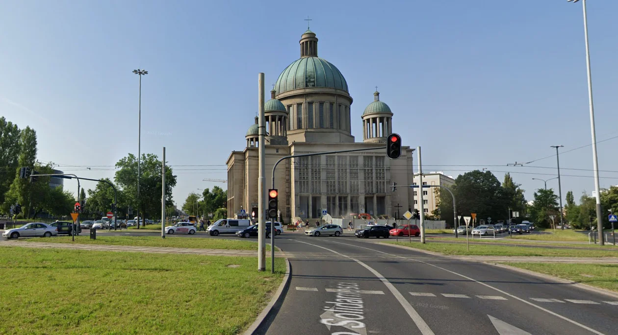 Utrudnienia dla kierowców na rondzie Solidarności i al. Kopcińskiego. Ulicami Łodzi zaplanowano uroczystości pogrzebowe - Zdjęcie główne