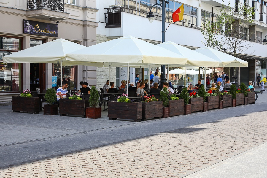 Piotrkowska Łódź. Łodzianie szturmem ruszyli do ogródków na Piotrkowskiej (fot. Michał Pietrzak - TuŁódź.pl)