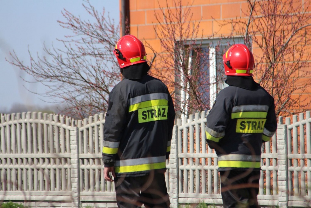 Łódzkie. Przebrani za strażaków chcieli wyłudzić pieniądze od schorowanego mężczyzny. Straż pożarna ostrzega - Zdjęcie główne