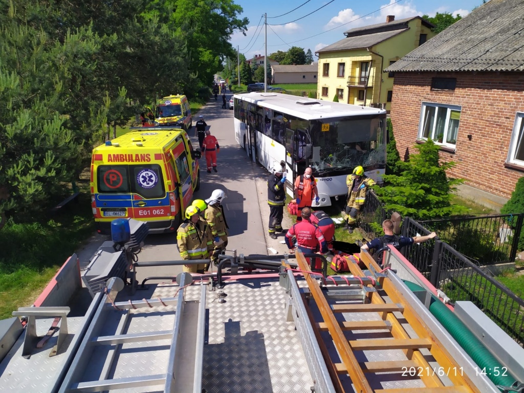 Wypadek łódzkie. Wypadek autokaru szkolnego pełnego dzieci! Trwa reanimacja kierowcy - Zdjęcie główne