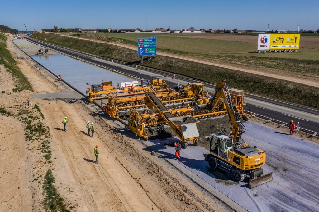 Rozpoczęto układanie nawierzchni betonowej na A1 Tuszyn - Piotrków [ZDJĘCIA] - Zdjęcie główne