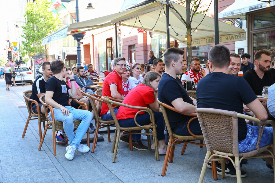 Piotrkowska Łódź. Kibice wspierali Biało-Czerwonych podczas meczu Polska - Słowacja na EURO 2020 (fot. Michał Pietrzak - TuLodz.pl)