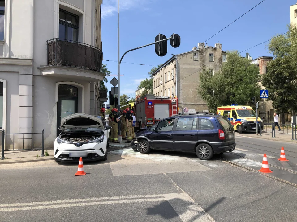 Zderzenie aut osobowych na Pomorskiej. Jeden z pojazdów uderzył w budynek. Tramwaje kursują objazdem [ZDJĘCIA] - Zdjęcie główne