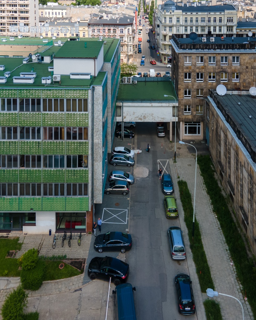 Parking Łódź. Z centrum Łodzi znikną kolejne miejsca parkingowe. Zamiast nich - zielony pasaż i nowa droga (fot. www.lodz.pl)