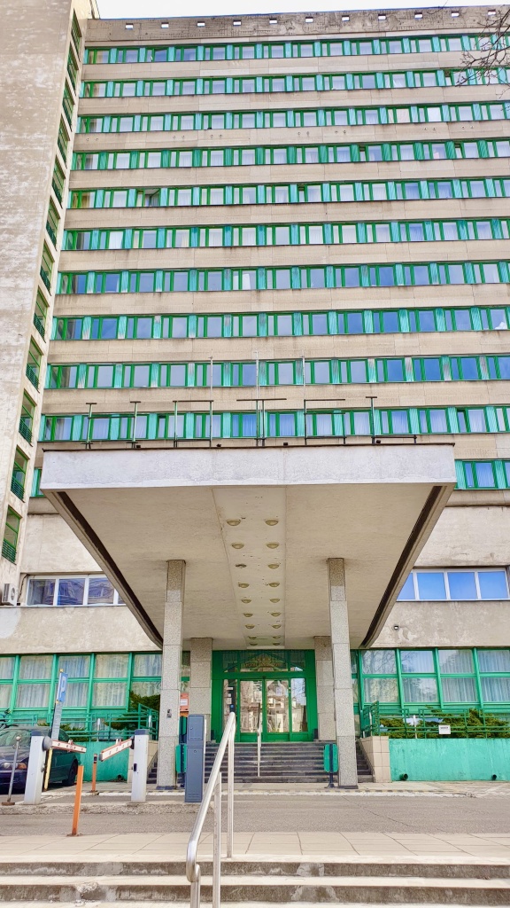 Neon ze słowem „hotel” zdjęty z łódzkiego Światowita. To już kres hotelowej historii tego obiektu (fot. Bartosz Jankowski - TuŁódź.pl)