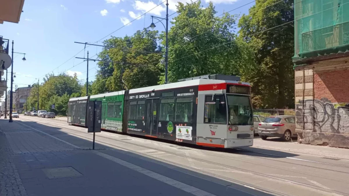 Zderzenie tramwaju ze śmieciarką. Wytyczono objazdy dla linii tramwajowych i autobusowych [AKTUALIZACJA] - Zdjęcie główne