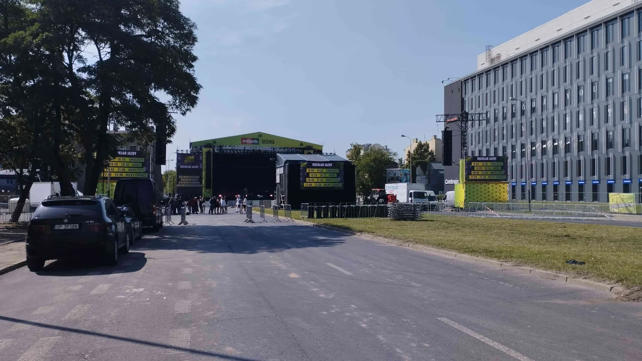 Łódź Summer Festival 2024. Barierki przy scenie głównej utrudniają dotarcie do okolicznych firm - Zdjęcie główne