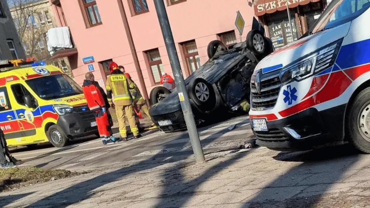 Zderzenie aut na ulicy Lutomierskiej w Łodzi. Po dachowaniu auta droga została całkowicie zablokowana - Zdjęcie główne