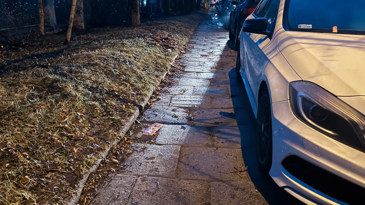 Parkują na potęgę na chodniku jednej z ulic Śródmieścia. Nie byłoby w tym nic złego, gdyby robili to legalnie - Zdjęcie główne