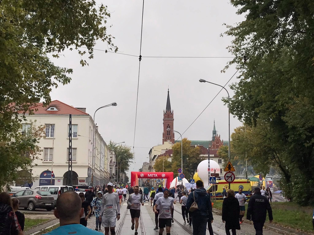 Bieg Ulicą Piotrkowską Rossmann Run. Mimo złej pogody biegacze z całej Polski pobiegli ulicami Łodzi (fot. redakcja TuŁódź) | wiadomości łódzkie | Łódź | TuŁódź