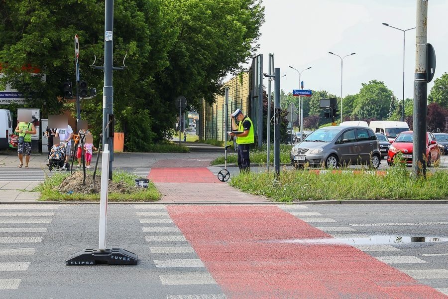 Remont świateł na skrzyżowaniu Obywatelska / Jana Pawła II. Nie ma dnia bez stłuczki i to mimo prostej drogi  (fot. Michał Pietrzak - TuŁódź.pl)