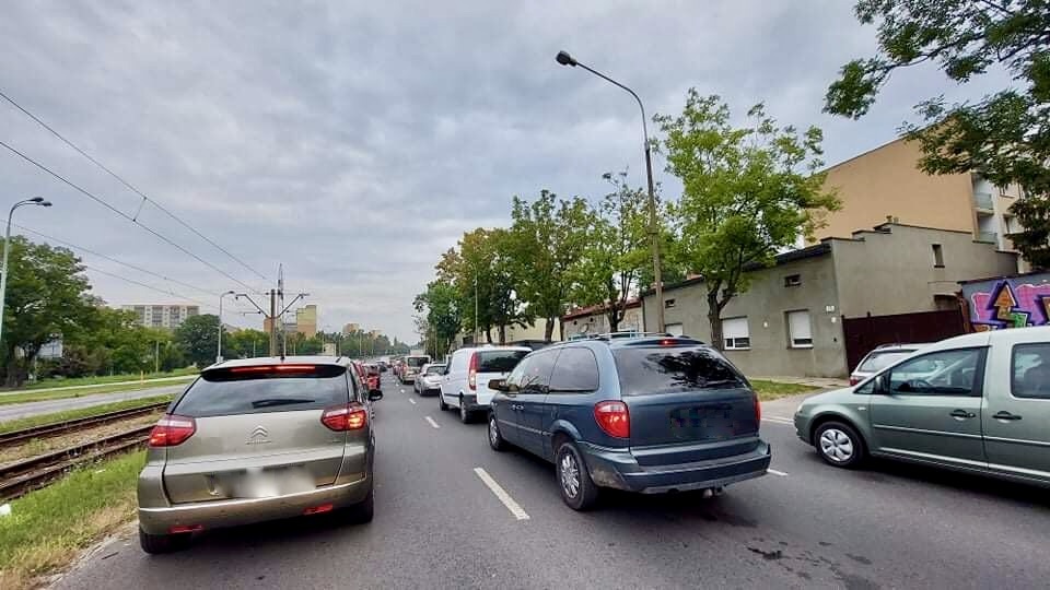 Korki Łódź. Ogromne korki na al. Śmigłego-Rydza. Na dojazd do centrum potrzeba prawie dwóch godzin (fot. TuŁódź.pl)