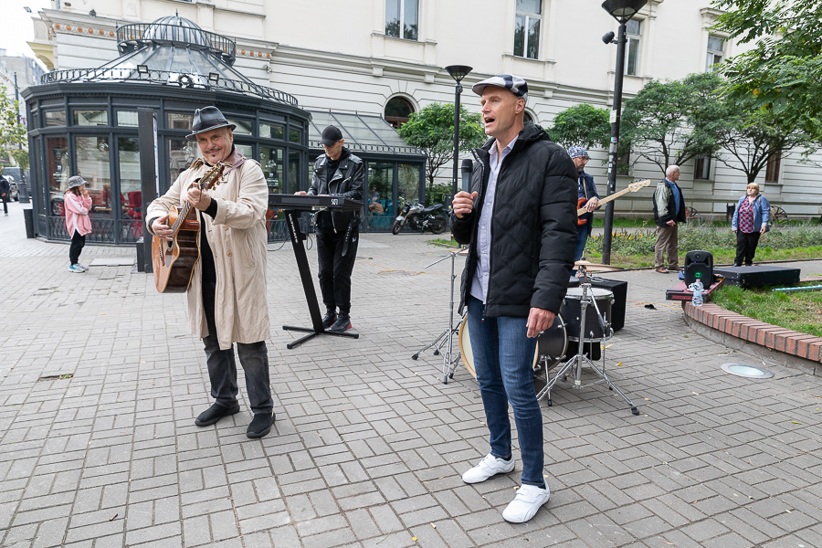 Zdjęcia do teledysku do piosenki "Tato" realizowano na Piotrkowskiej w Łodzi