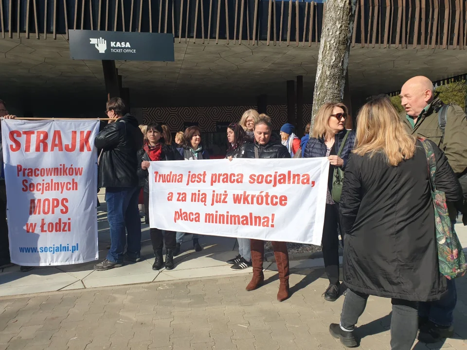Pracownicy socjalni z łódzkiego MOPS-u strajkują. Z transparentami pojawili się pod Orientarium