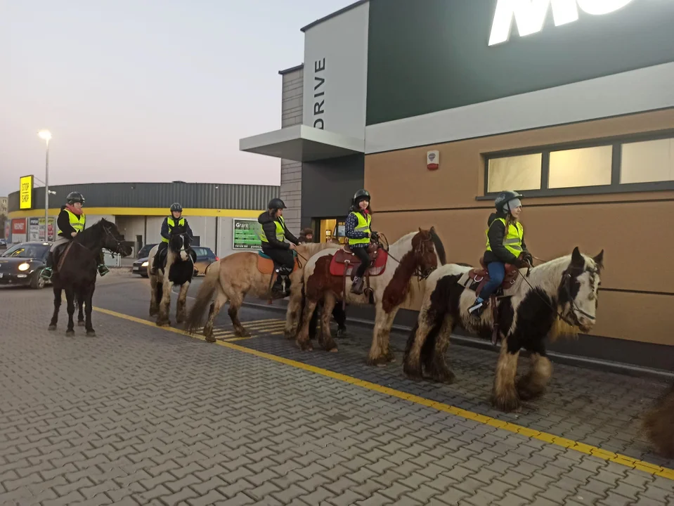 Dziewięcioosobowa grupa podjechała konno na McDrive'a