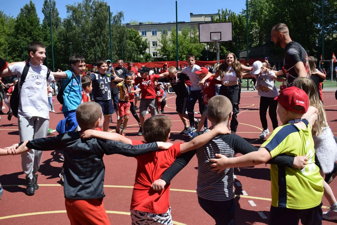 Kibice Widzewa z Bałut dla dzieci. Setki uśmiechniętych w jednym miejscu [zdjęcia] - Zdjęcie główne