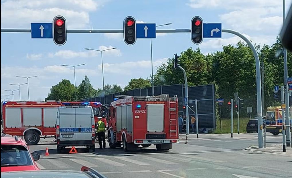 Wypadek Łódź. Kolizja na skrzyżowaniu al. Bartoszewskiego i ul. Siostrzanej (zdjęcie dzięki uprzejmości Adriana Wolskiego)