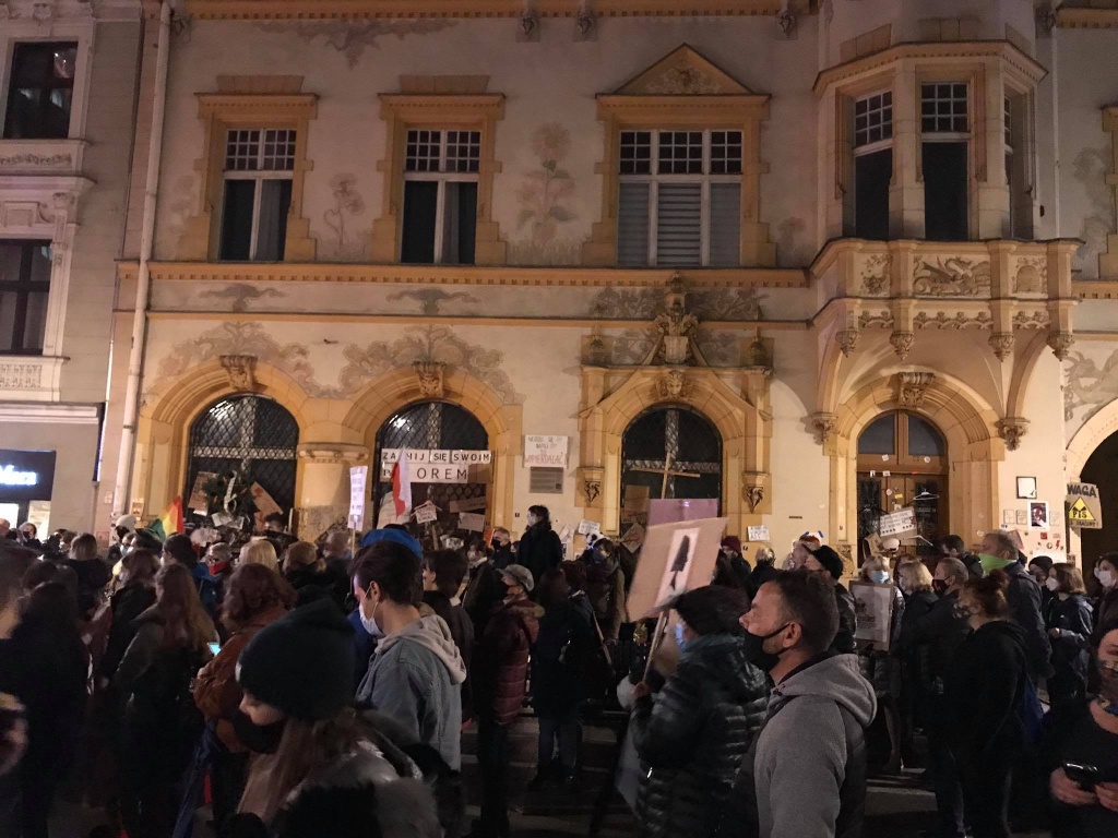 (Łódzka policja ustala kto odpowiada za utrzymanie porządku przed siedzibą PiS. Trwają czynności wyjaśniające (fot. Aga Szynk) |wiadomości łódzkie|Łódź|TuŁódź