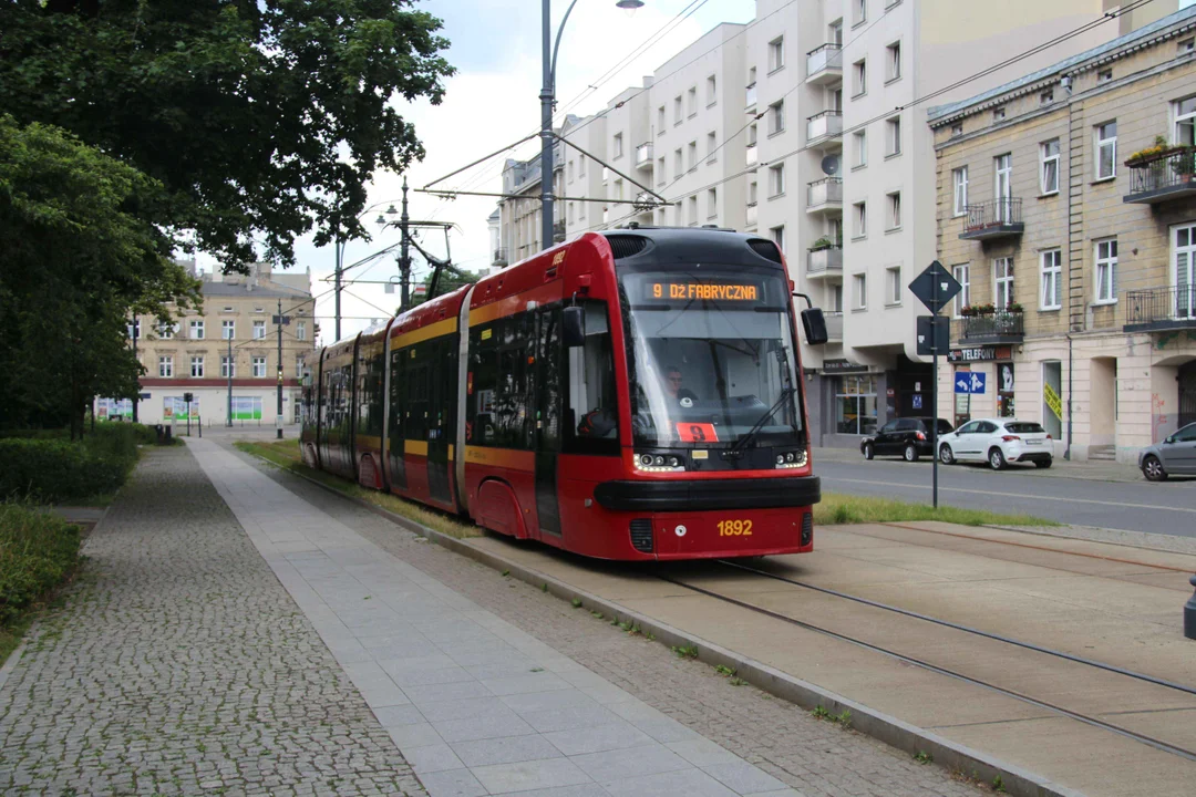 Jeden z pasów autobusowo-tramwajowych w centrum ponownie do naprawy. Tramwaje MPK Łódź zmienią swoje trasy - Zdjęcie główne