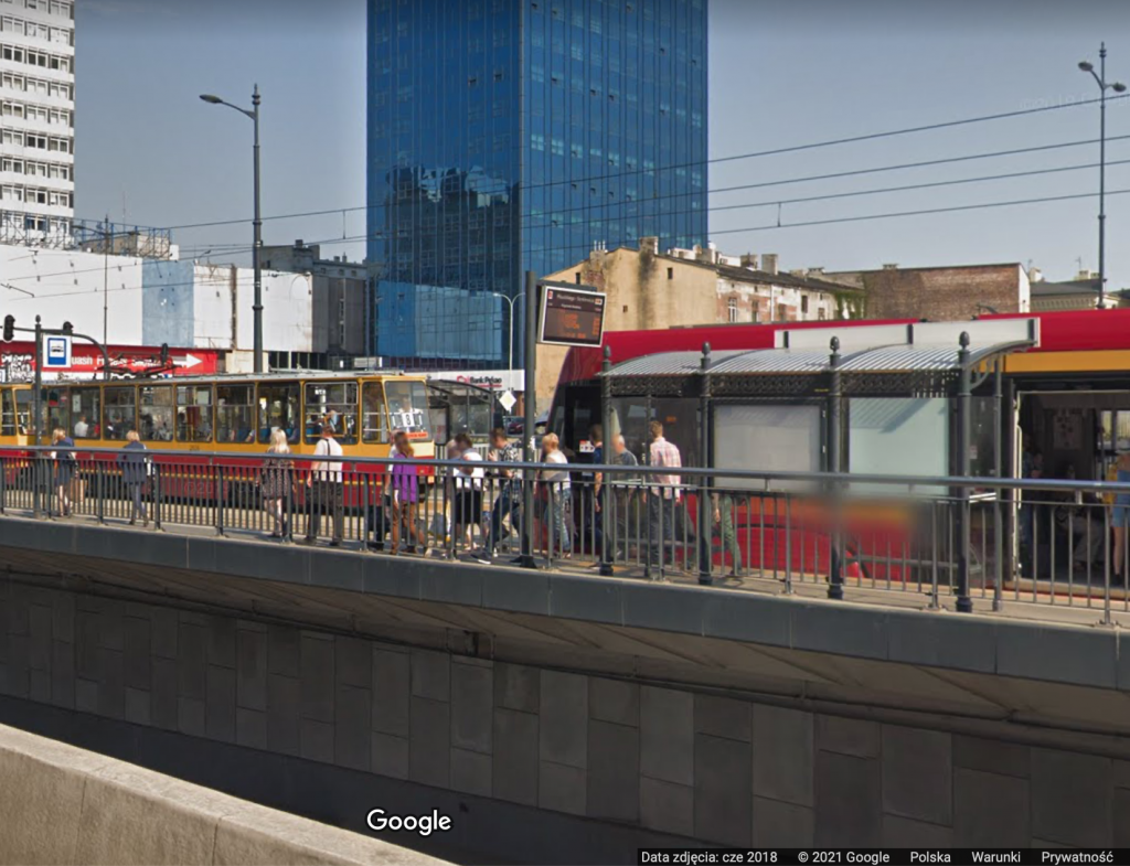 MPK Łódź. Mieszkańcy Łodzi oczekiwaniu na tramwaj MPK Łódź na trasie WZ (fot. Google Street View)