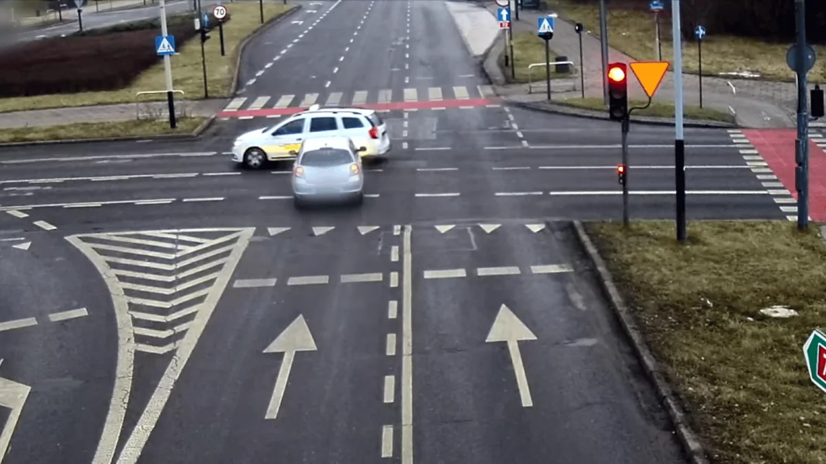 Na tym skrzyżowaniu znajduje się Red Light. Nagranie pokazujące zachowania kierowców trafiło do sieci [WIDEO] - Zdjęcie główne